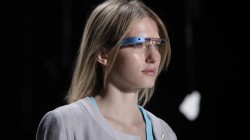 Девушка с очками Google Glass