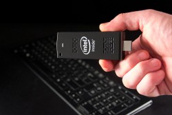 Intel Compute Stick в руке